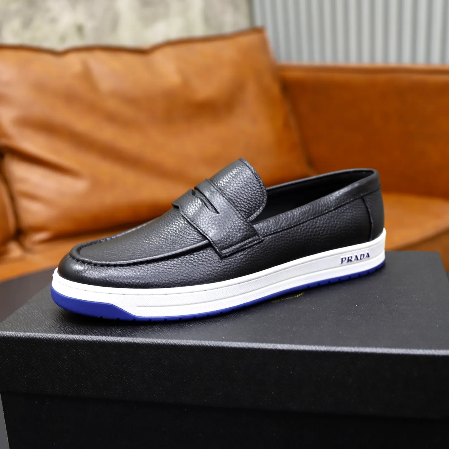 Factory price: 💰640 Prada classic men’s lace-up casual shoes | Imported cowhide upper | Upper stitching layered design, light and breathable | Soft and comfortable | Decorated with PRADA letters on the side | Distinctive sports style, showing the brand style | Lightweight concave and convex pattern rubber soles | Matched with cowhide foot pad lining | Excellent foot feel, fashionable and elegant | Size: 38-44 (45 customized)